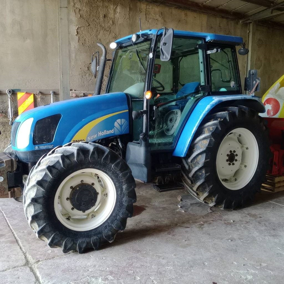 New Holland T 5050 - Tracteur agricole: photos 1 New Holland T 5050 - Tracteur agricole: photos 1