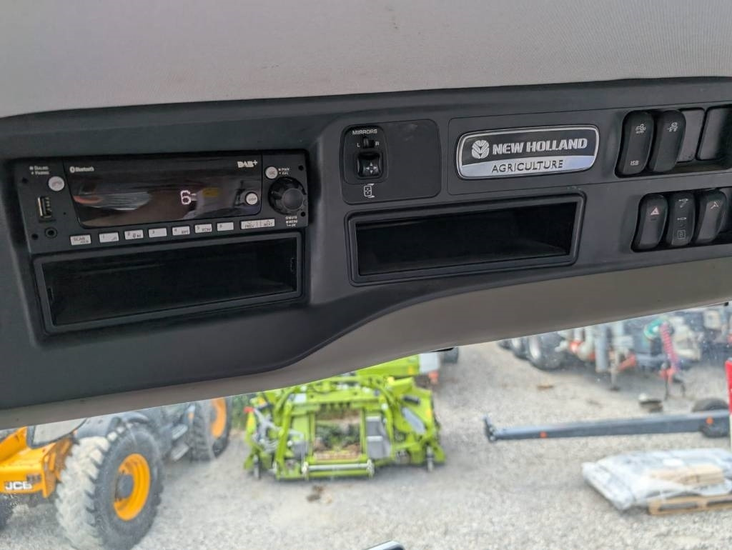 New Holland T 8.380 - Tracteur agricole: photos 2 New Holland T 8.380 - Tracteur agricole: photos 2