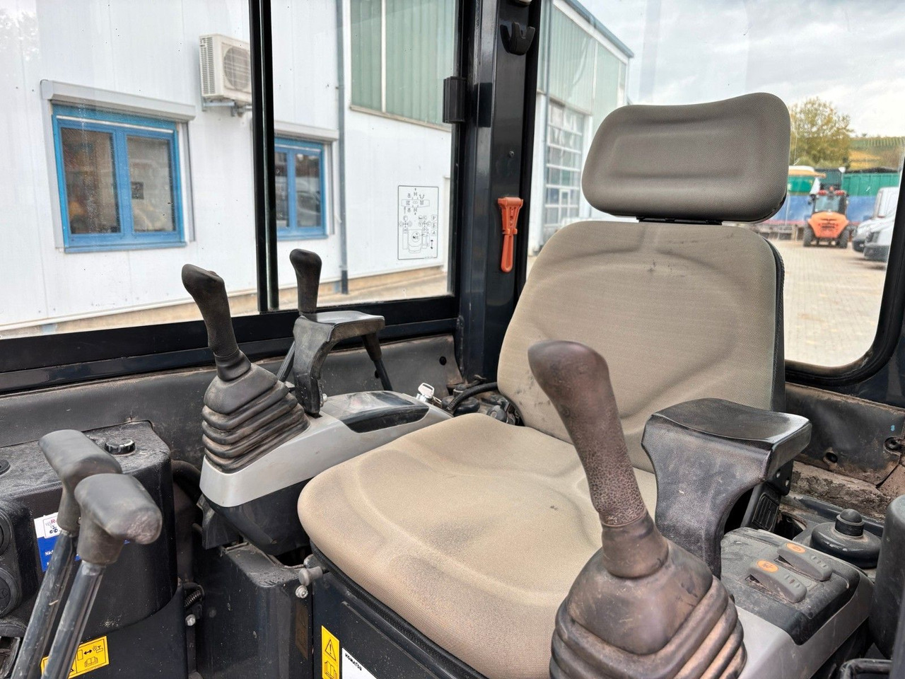 Komatsu PC26MR-3 - Mini pelle: photos 4 Komatsu PC26MR-3 - Mini pelle: photos 4