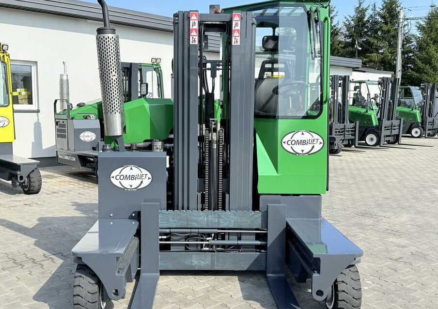 Combilift C2500 / LPG / TRIPLEX 4900 mm / Free Lift / Only 2,446 Operating Hours / Fork Positioner / Full Cabin / Excellent Condition. Wide range of multidirectional and sideloader forklifts available - Chariot multidirectionnel: photos 5 Combilift C2500 / LPG / TRIPLEX 4900 mm / Free Lift / Only 2,446 Operating Hours / Fork Positioner / Full Cabin / Excellent Condition. Wide range of multidirectional and sideloader forklifts available - Chariot multidirectionnel: photos 5