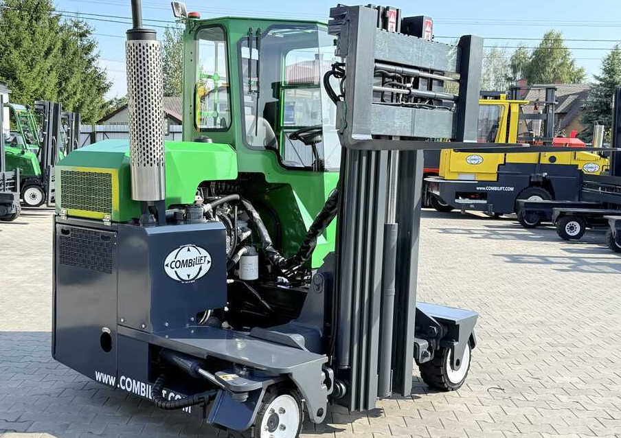 Combilift C2500 / LPG / TRIPLEX 4900 mm / Free Lift / Only 2,446 Operating Hours / Fork Positioner / Full Cabin / Excellent Condition. Wide range of multidirectional and sideloader forklifts available - Chariot multidirectionnel: photos 1 Combilift C2500 / LPG / TRIPLEX 4900 mm / Free Lift / Only 2,446 Operating Hours / Fork Positioner / Full Cabin / Excellent Condition. Wide range of multidirectional and sideloader forklifts available - Chariot multidirectionnel: photos 1