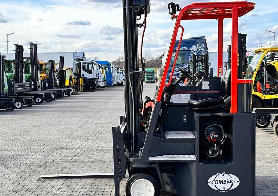 Combilift C3000CB / LPG / TRIPLEX / 5500MM / FREE LIFT / SIDE SHIFT + FORK POSITIONER / LIKE NEW - Chariot multidirectionnel: photos 2 Combilift C3000CB / LPG / TRIPLEX / 5500MM / FREE LIFT / SIDE SHIFT + FORK POSITIONER / LIKE NEW - Chariot multidirectionnel: photos 2