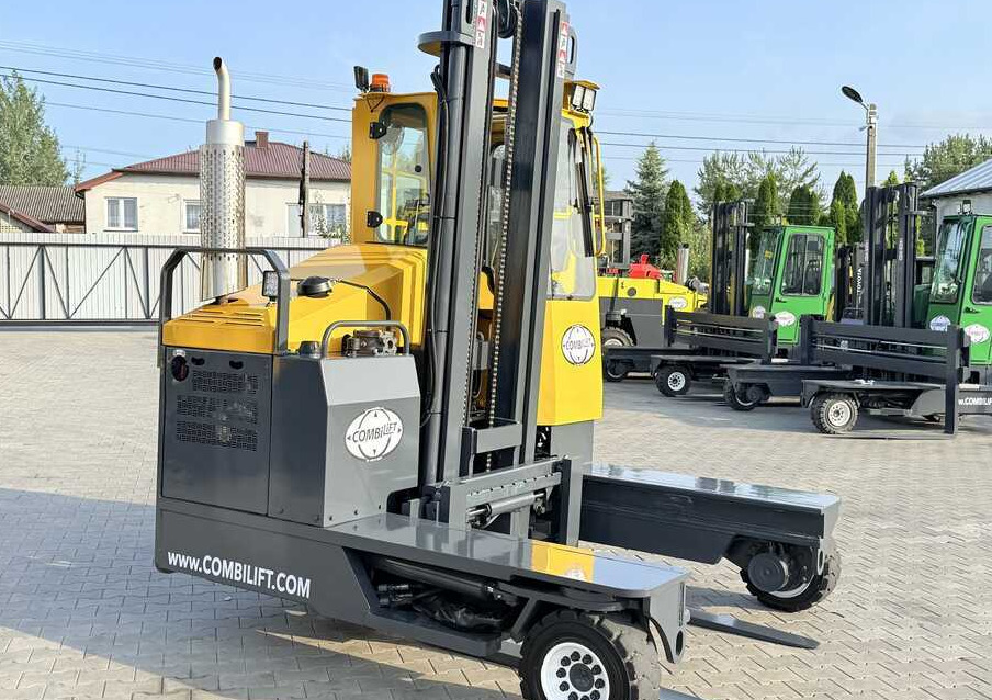 Combilift Multidirectional / 4-Way Forklift C4000 / LPG / Duplex 4500 mm / Only 6,604 Operating Hours / Side Shift / Full Cabin / Excellent Condition. Wide range of multidirectional and sideloader for - Chariot multidirectionnel: photos 4 Combilift Multidirectional / 4-Way Forklift C4000 / LPG / Duplex 4500 mm / Only 6,604 Operating Hours / Side Shift / Full Cabin / Excellent Condition. Wide range of multidirectional and sideloader for - Chariot multidirectionnel: photos 4