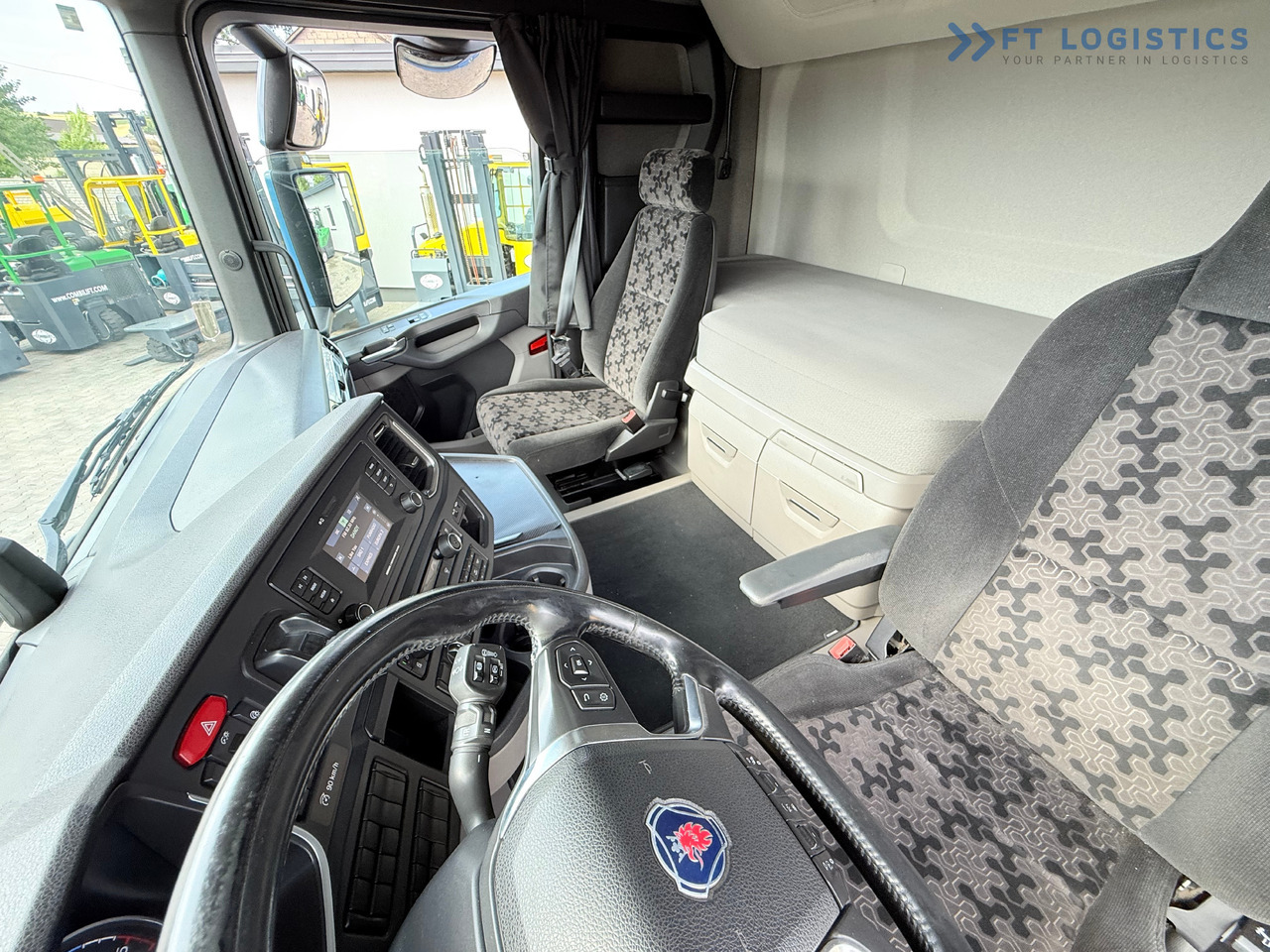 SCANIA R500 / STANDARD / RETARDER / 6X AIR SUSPENSION / PARKING AIR CONDITIONING / INTERAXLE COVERS / 2X BED / FRIDGE / RETARDER / LIKE NEW - Tracteur routier: photos 2 SCANIA R500 / STANDARD / RETARDER / 6X AIR SUSPENSION / PARKING AIR CONDITIONING / INTERAXLE COVERS / 2X BED / FRIDGE / RETARDER / LIKE NEW - Tracteur routier: photos 2