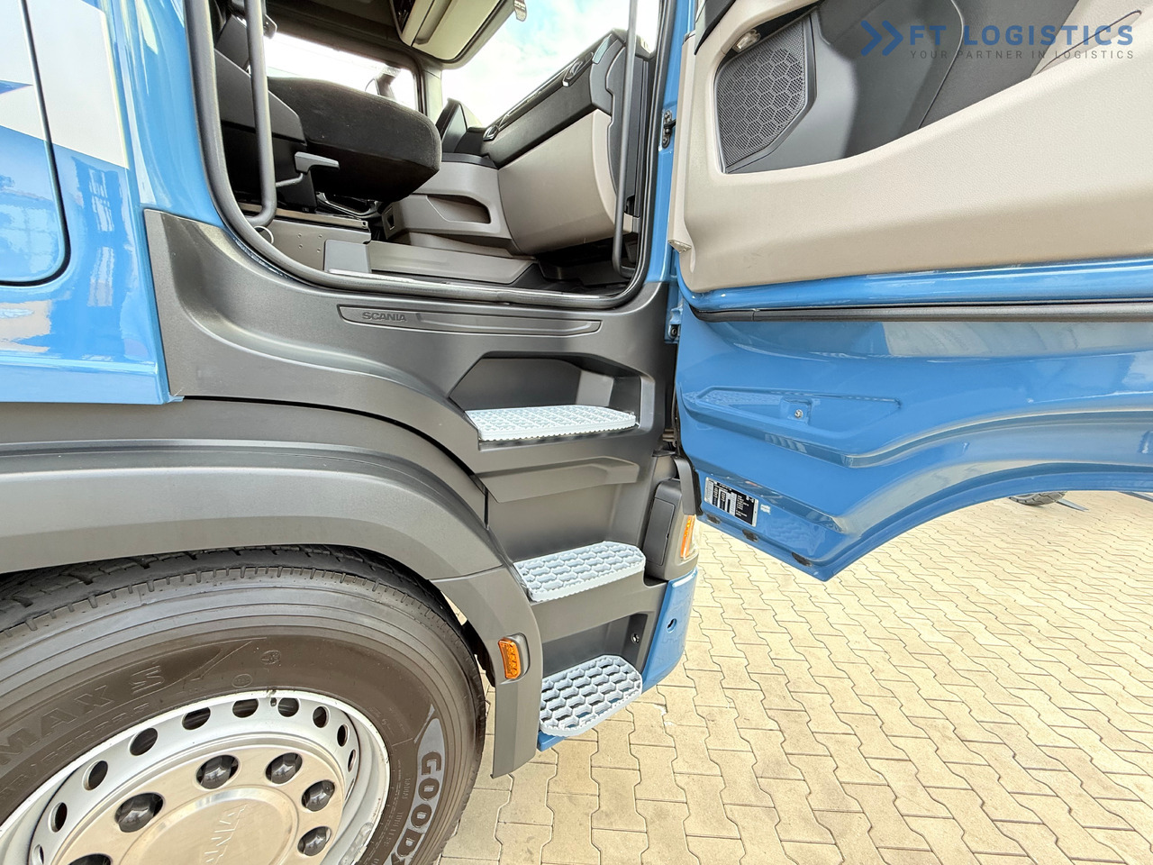SCANIA R500 / STANDARD / RETARDER / 6X AIR SUSPENSION / PARKING AIR CONDITIONING / INTERAXLE COVERS / 2X BED / FRIDGE / RETARDER / LIKE NEW - Tracteur routier: photos 3 SCANIA R500 / STANDARD / RETARDER / 6X AIR SUSPENSION / PARKING AIR CONDITIONING / INTERAXLE COVERS / 2X BED / FRIDGE / RETARDER / LIKE NEW - Tracteur routier: photos 3