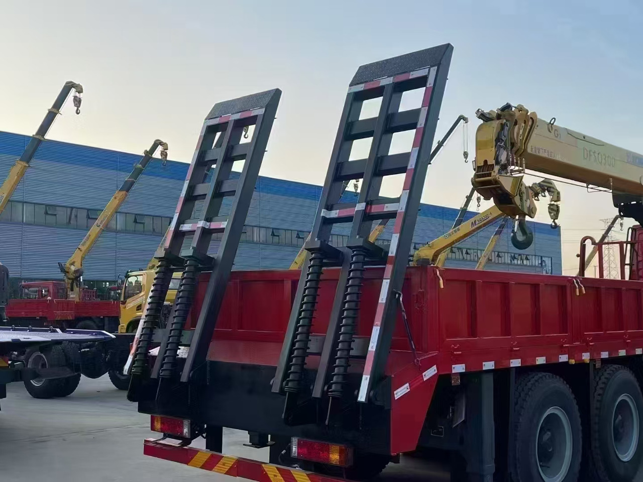 Delong Delong  M3000,XCMG  DFSQ 300 - Camion grue: photos 1 Delong Delong  M3000,XCMG  DFSQ 300 - Camion grue: photos 1