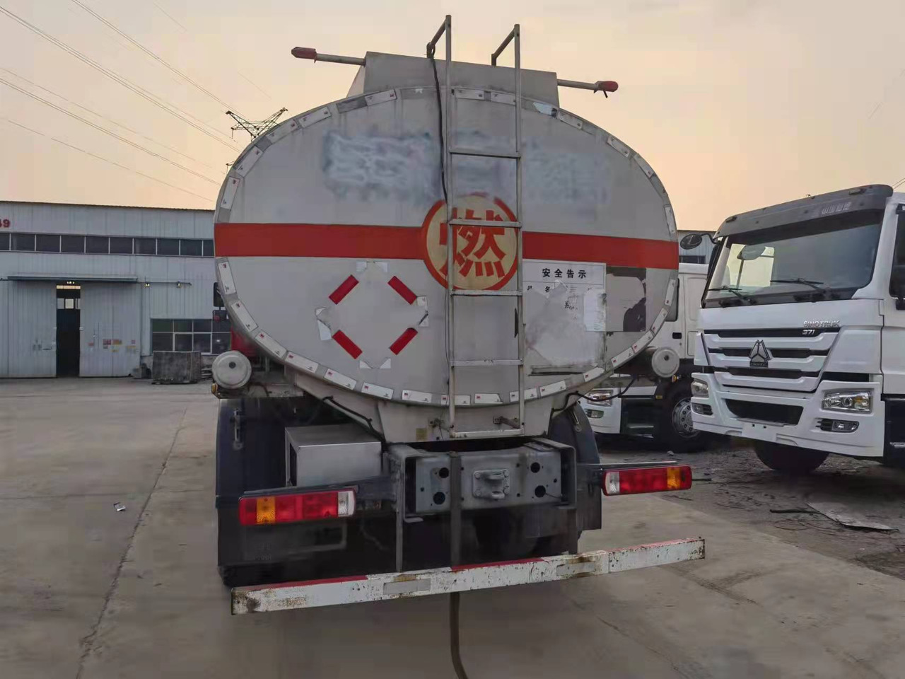 HOWO 20 cubic meters - Camion citerne: photos 2 HOWO 20 cubic meters - Camion citerne: photos 2