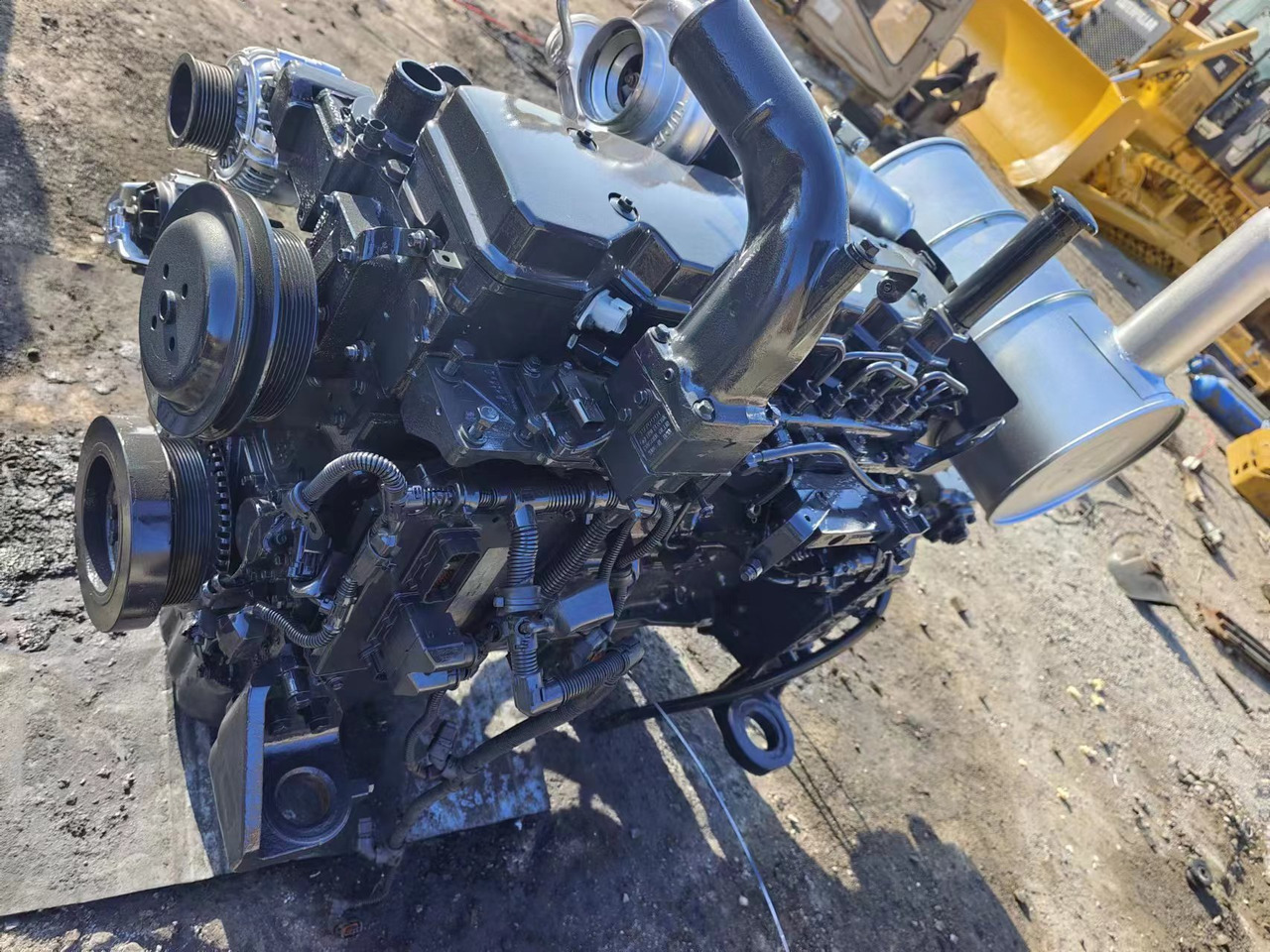 KOMATSU 6D107E-1 - Moteur pour Pelle: photos 1 KOMATSU 6D107E-1 - Moteur pour Pelle: photos 1