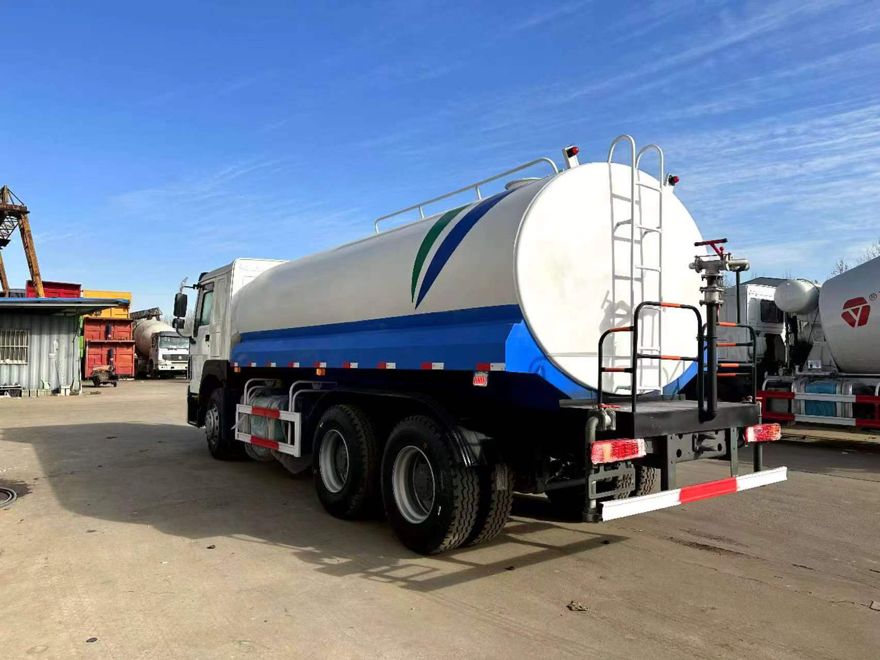SINOTRUK 20 cubic meters tanker - Camion citerne: photos 3 SINOTRUK 20 cubic meters tanker - Camion citerne: photos 3