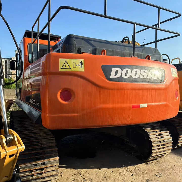 Pelle sur chenille Used Digger DOOSAN DX300 Construction Machinery Construction Digger Used DOOSAN DX300 Cheap Excavator: photos 1