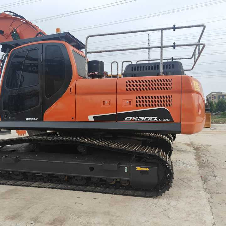 Used Digger DOOSAN DX300 Construction Machinery Construction Digger Used DOOSAN DX300 Cheap Excavator - Pelle sur chenille: photos 2 Used Digger DOOSAN DX300 Construction Machinery Construction Digger Used DOOSAN DX300 Cheap Excavator - Pelle sur chenille: photos 2