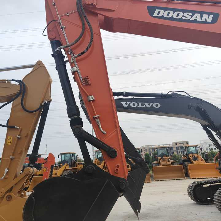 Used Digger DOOSAN DX300 Construction Machinery Construction Digger Used DOOSAN DX300 Cheap Excavator - Pelle sur chenille: photos 5 Used Digger DOOSAN DX300 Construction Machinery Construction Digger Used DOOSAN DX300 Cheap Excavator - Pelle sur chenille: photos 5
