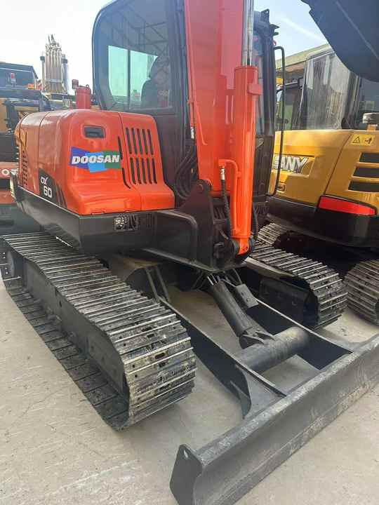 Used Digger DOOSAN DX60 Construction Machinery Construction Digger Used DOOSAN DX60 Cheap Excavator - Pelle sur chenille: photos 5 Used Digger DOOSAN DX60 Construction Machinery Construction Digger Used DOOSAN DX60 Cheap Excavator - Pelle sur chenille: photos 5