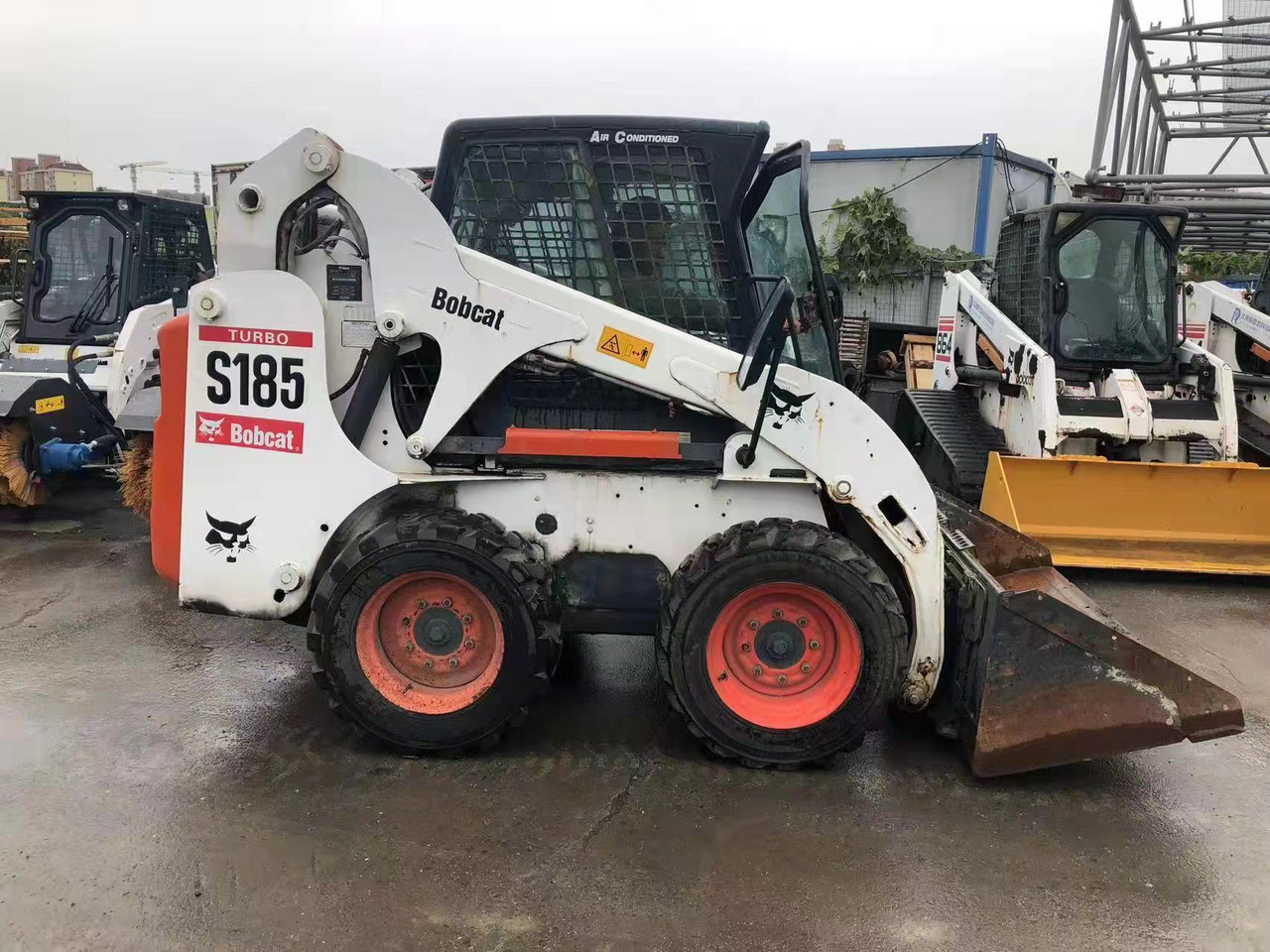 BOBCAT S185 - Mini chargeuse: photos 3 BOBCAT S185 - Mini chargeuse: photos 3