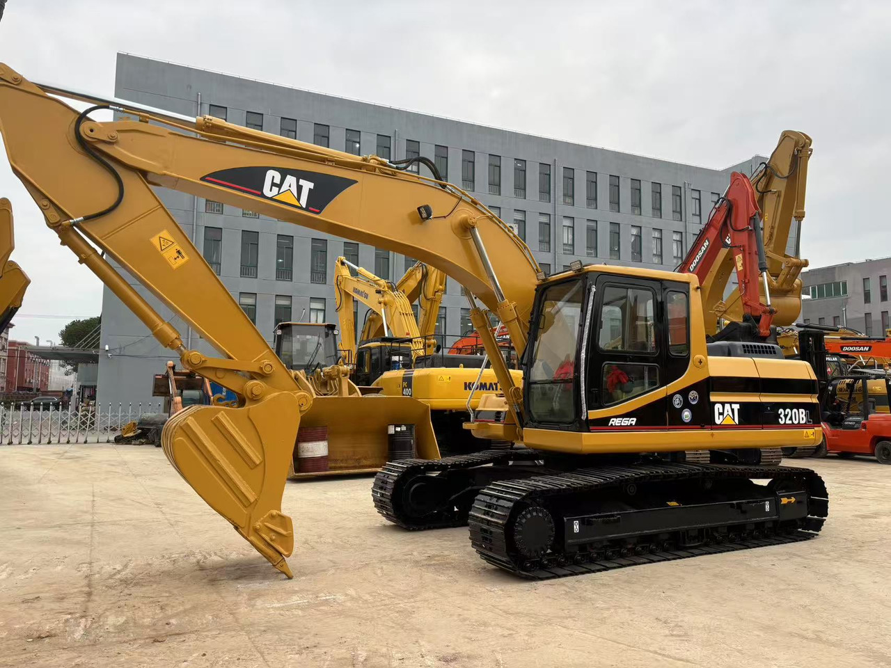 CATERPILLAR 320BL - Pelle sur chenille: photos 2 CATERPILLAR 320BL - Pelle sur chenille: photos 2