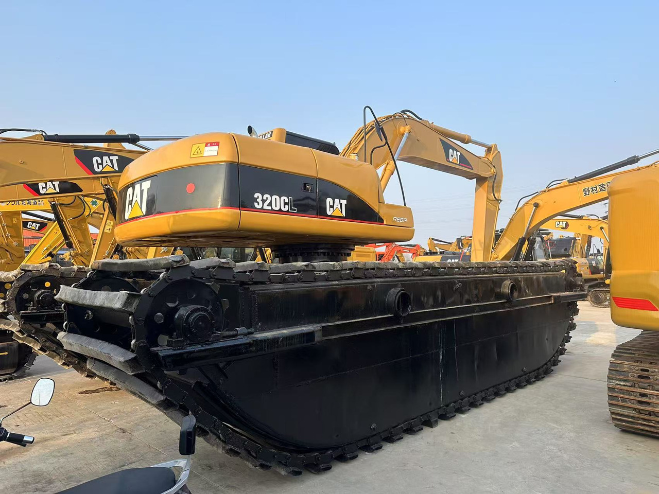 CATERPILLAR 320C - Excavatrice amphibie: photos 1 CATERPILLAR 320C - Excavatrice amphibie: photos 1
