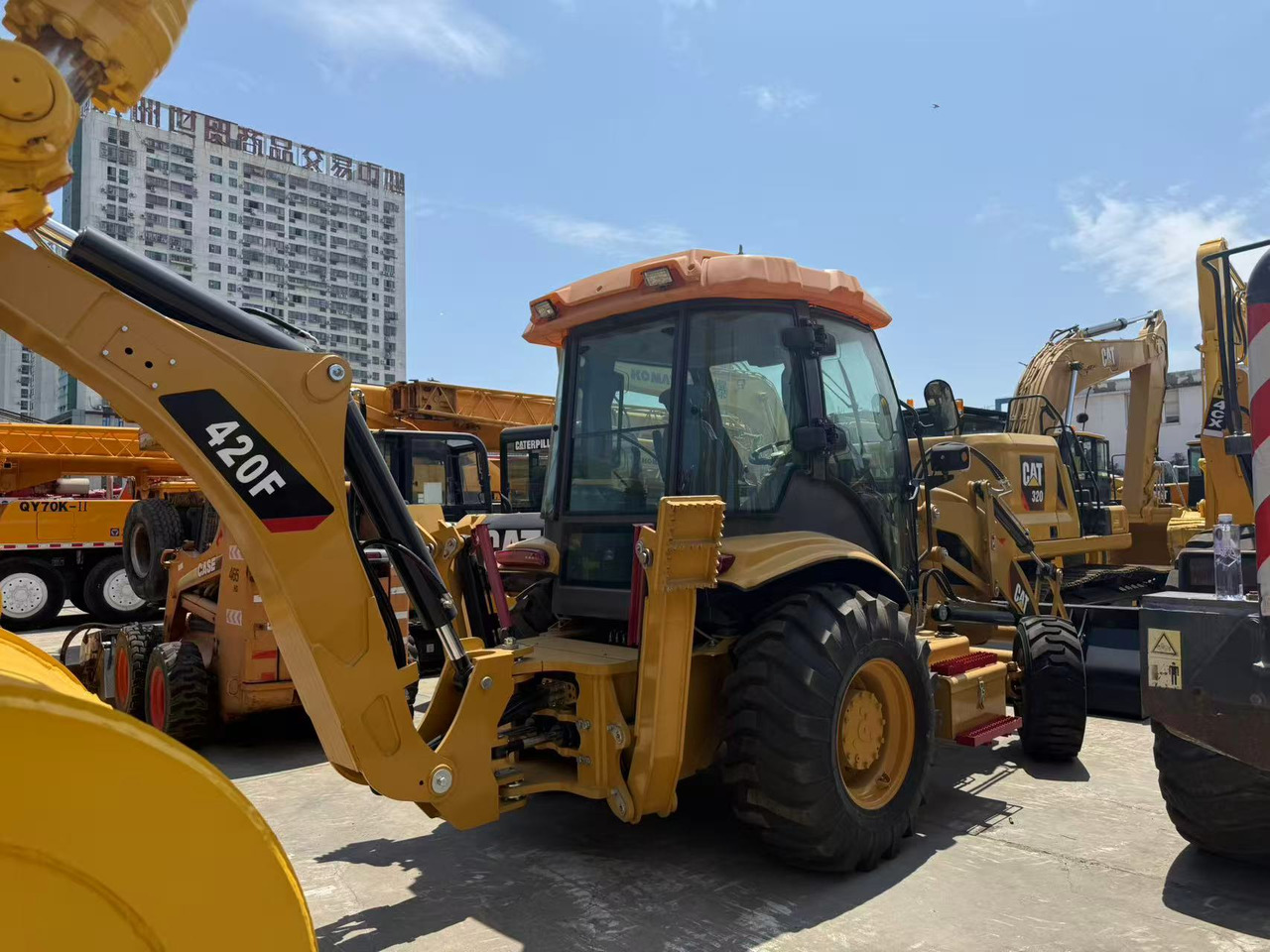 CATERPILLAR 420F - Tractopelle: photos 1 CATERPILLAR 420F - Tractopelle: photos 1