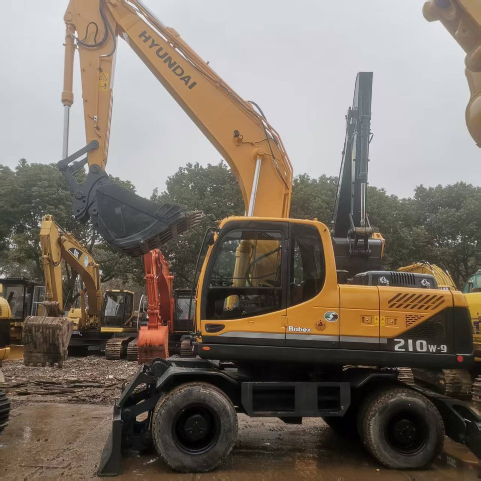 HYUNDAI R210W-9 - Pelle sur pneus: photos 4 HYUNDAI R210W-9 - Pelle sur pneus: photos 4