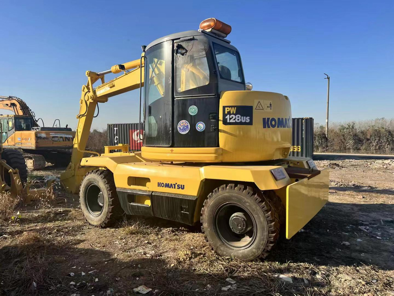 KOMATSU PC128US - Pelle sur pneus: photos 1 KOMATSU PC128US - Pelle sur pneus: photos 1