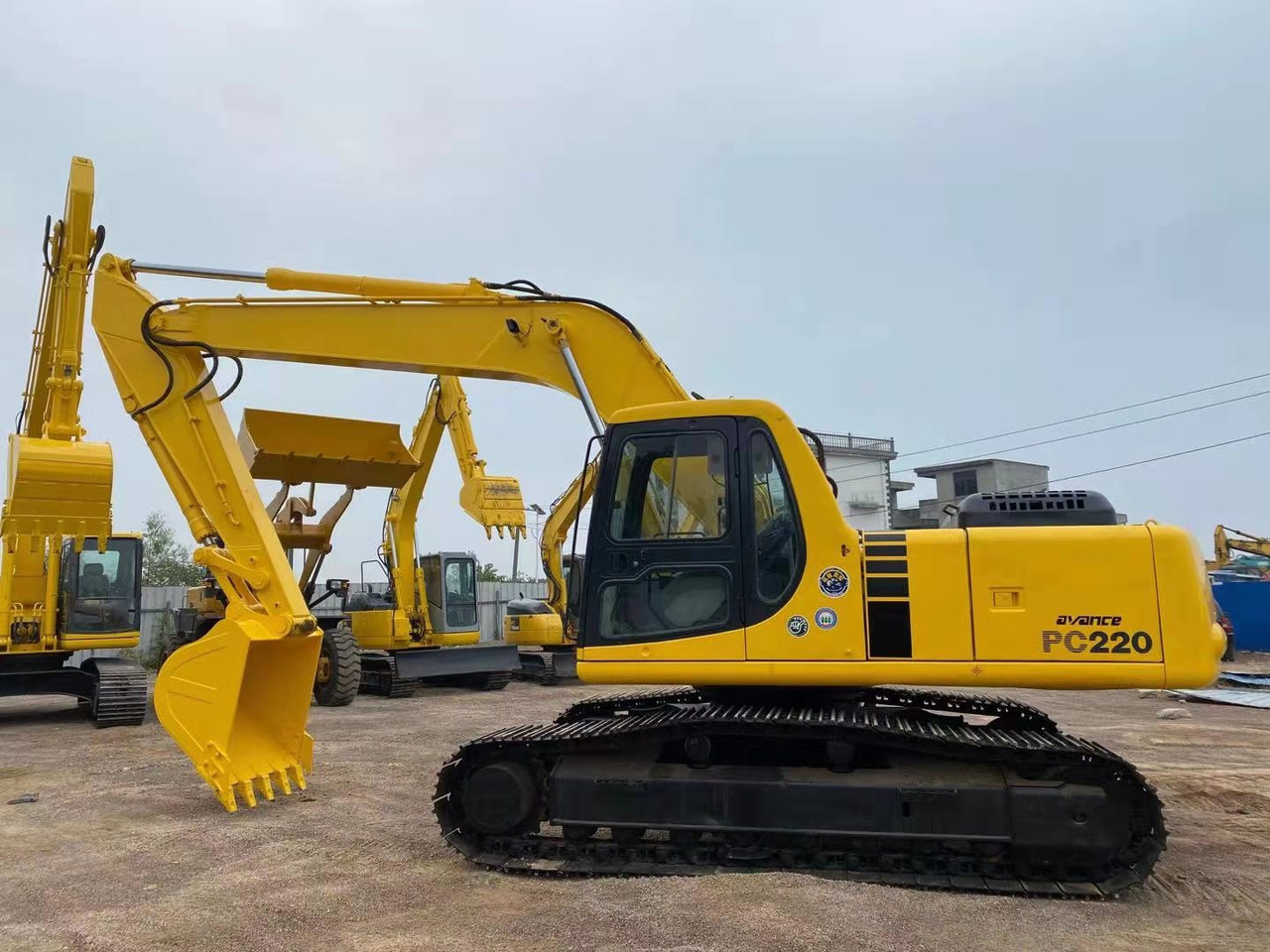 KOMATSU PC220-6 - Pelle sur chenille: photos 1 KOMATSU PC220-6 - Pelle sur chenille: photos 1