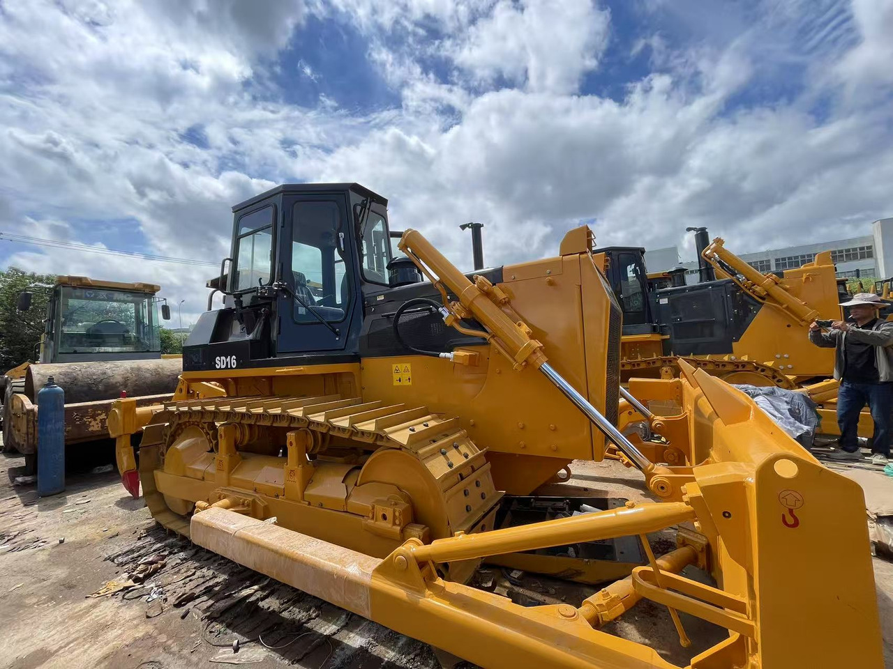 SHANTUI SD16 - Bulldozer: photos 1 SHANTUI SD16 - Bulldozer: photos 1