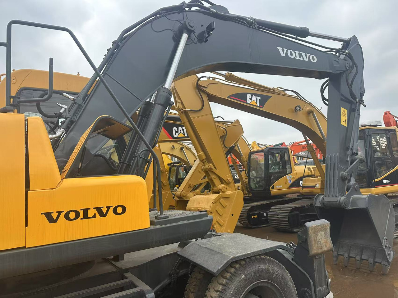 VOLVO EW170BLC - Pelle sur pneus: photos 2 VOLVO EW170BLC - Pelle sur pneus: photos 2