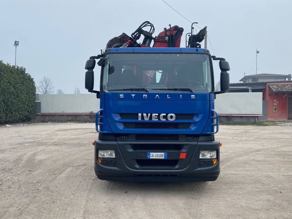 IVECO STRALIS 260.450 SCARRABILE CON GRU - Camion ampliroll, Camion grue: photos 2 IVECO STRALIS 260.450 SCARRABILE CON GRU - Camion ampliroll, Camion grue: photos 2