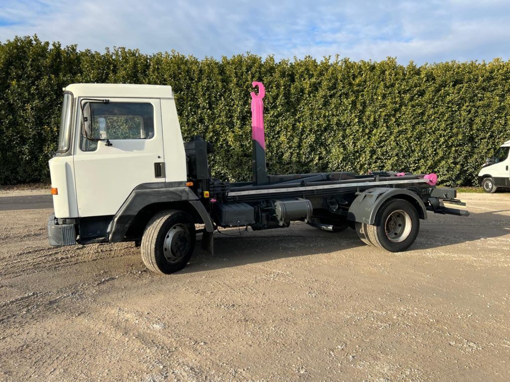 NISSAN 130/115 SCARRABILE - Camion ampliroll: photos 2 NISSAN 130/115 SCARRABILE - Camion ampliroll: photos 2