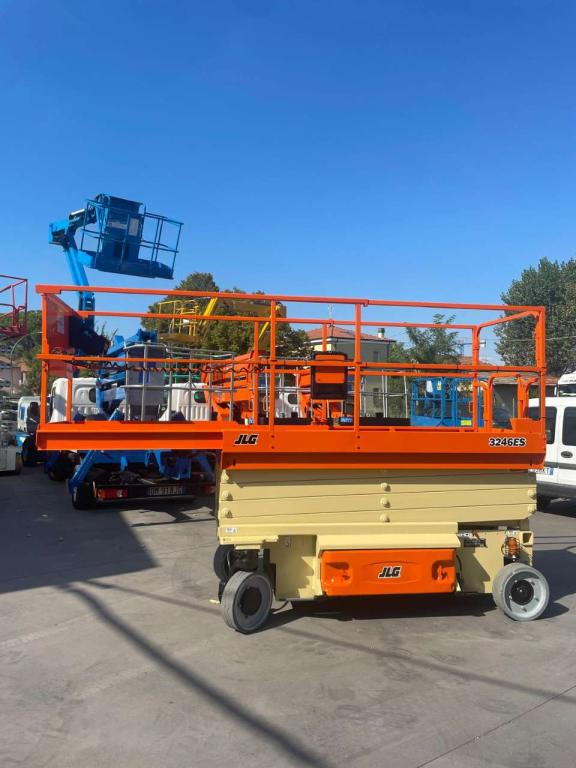 JLG 3246ES - Nacelle ciseaux: photos 1 JLG 3246ES - Nacelle ciseaux: photos 1