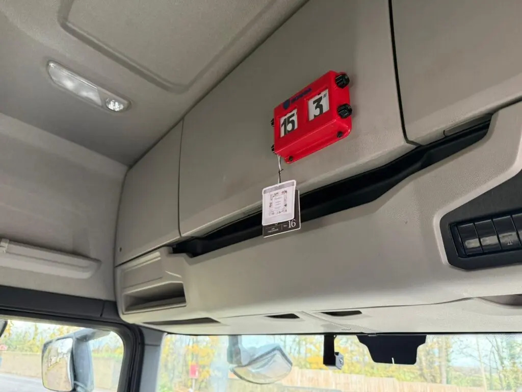 Tracteur routier Scania P 450: photos 18