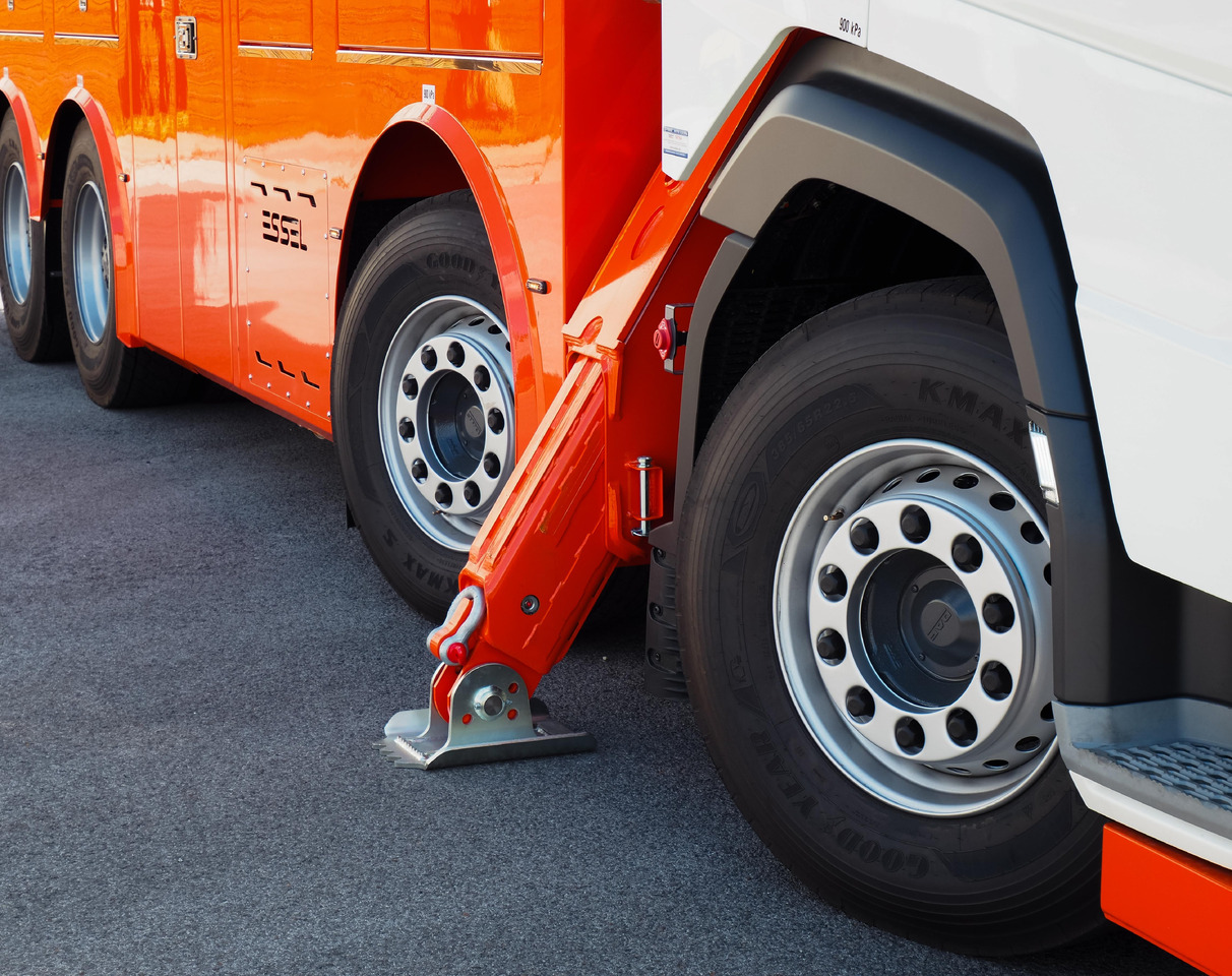 DAF530 FAD 8x4 T-REX 5- winches WHITE RHD - Remorqueuse: photos 5 DAF530 FAD 8x4 T-REX 5- winches WHITE RHD - Remorqueuse: photos 5