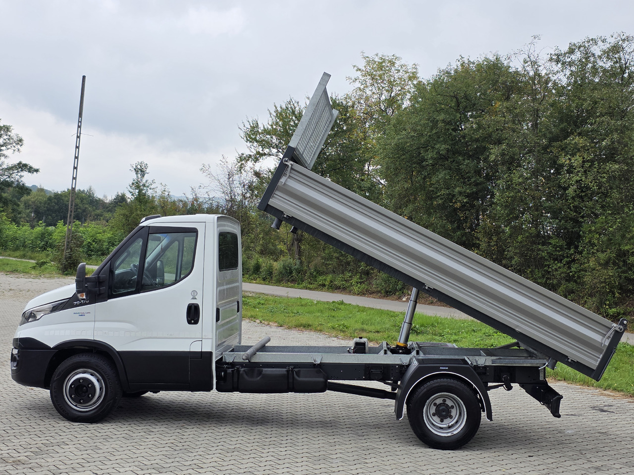 IVECO Daily 70c-17 Wywrotka 3.80 M ! Kiper 3-Stronny ! Klima ! 3.0 HPI * 170 Hp ! Super Stan ! Z Włoch ! - Utilitaire benne: photos 4 IVECO Daily 70c-17 Wywrotka 3.80 M ! Kiper 3-Stronny ! Klima ! 3.0 HPI * 170 Hp ! Super Stan ! Z Włoch ! - Utilitaire benne: photos 4