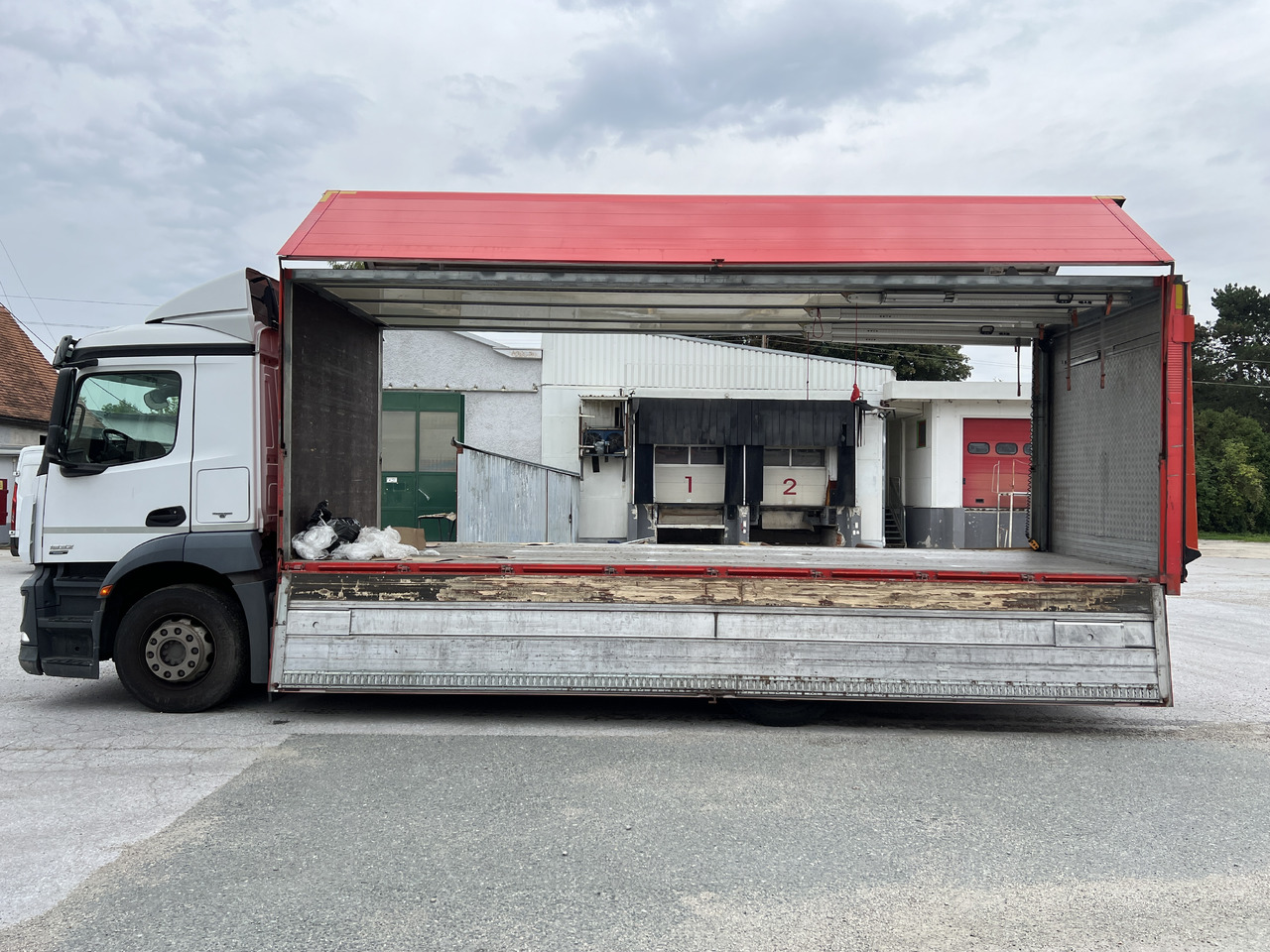 MERCEDES-BENZ ANTOS  1832 Getränkw.  LBW | Klima |  EURO 6 - Camion pour le transport de boissons: photos 4 MERCEDES-BENZ ANTOS  1832 Getränkw.  LBW | Klima |  EURO 6 - Camion pour le transport de boissons: photos 4