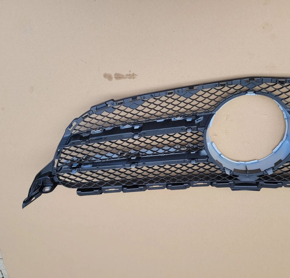 GRILL ATRAPA MERCEDES C KLASA A205 880 01 83 - Calandre pour Camion: photos 4 GRILL ATRAPA MERCEDES C KLASA A205 880 01 83 - Calandre pour Camion: photos 4