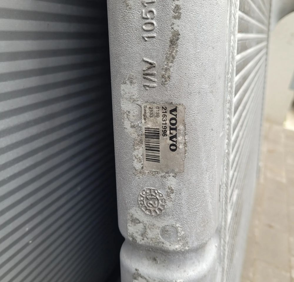 INTERCOOLER VOLVO FH4 ORYGINAŁ 21631996 SZCZELNY 2021R - Système de refroidissement pour Camion: photos 3 INTERCOOLER VOLVO FH4 ORYGINAŁ 21631996 SZCZELNY 2021R - Système de refroidissement pour Camion: photos 3
