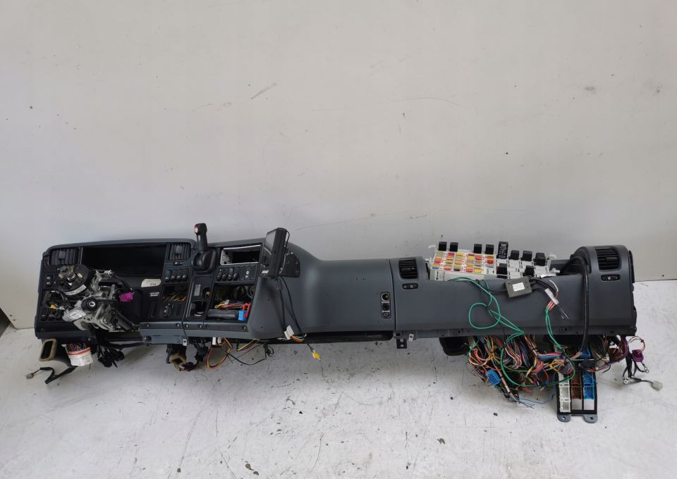 KONSOLA SCANIA R XPI G - Panel de instrumentos pour Camion: photos 1 KONSOLA SCANIA R XPI G - Panel de instrumentos pour Camion: photos 1