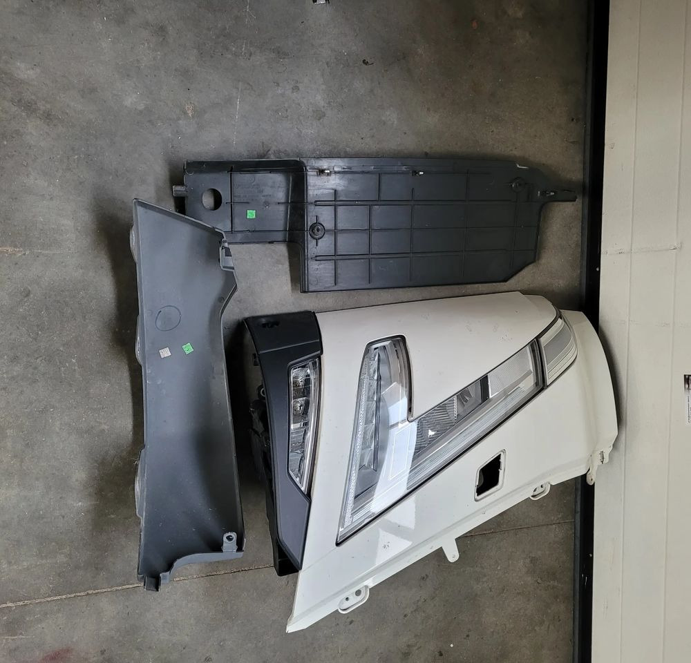 LAMPA GARNEK ZDERZAK VOLVO FH5 PRAWA ORYGINAŁ CHWALIM116 - Lumière/ Éclairage pour Camion: photos 2 LAMPA GARNEK ZDERZAK VOLVO FH5 PRAWA ORYGINAŁ CHWALIM116 - Lumière/ Éclairage pour Camion: photos 2