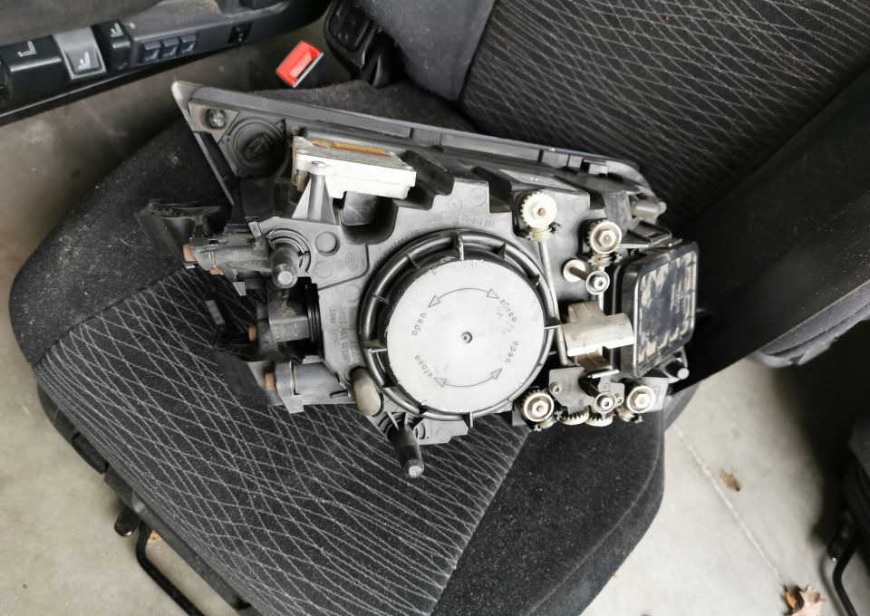 LAMPA XENON VOLVO FH 13 ORYGINAŁ PRAWA - Feu avant pour Camion: photos 2 LAMPA XENON VOLVO FH 13 ORYGINAŁ PRAWA - Feu avant pour Camion: photos 2