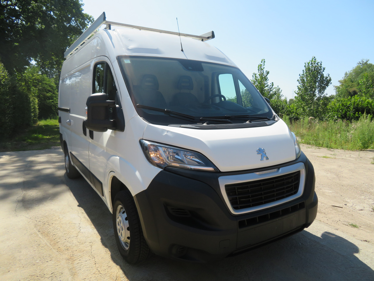 PEUGEOT Boxer 2.2 BlueHDI L2H2 - Fourgon utilitaire: photos 1 PEUGEOT Boxer 2.2 BlueHDI L2H2 - Fourgon utilitaire: photos 1
