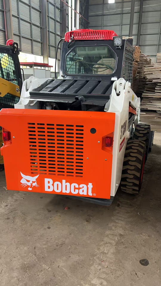 Mini chargeuse BOBCAT Skid Steer Loader S130: photos 11