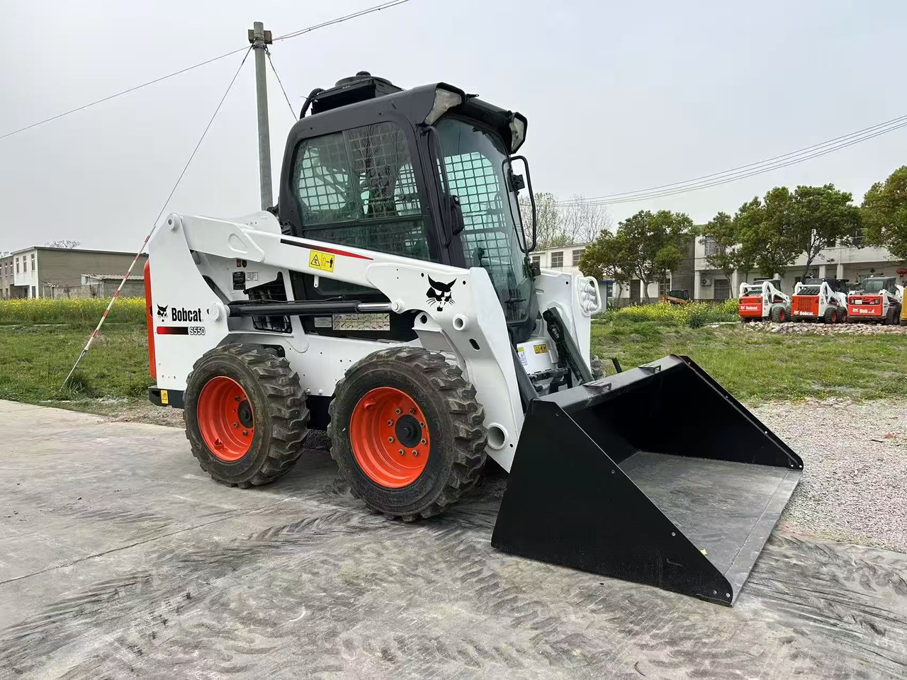 BOBCAT Skid Steer Loader S550 - Mini chargeuse: photos 1 BOBCAT Skid Steer Loader S550 - Mini chargeuse: photos 1