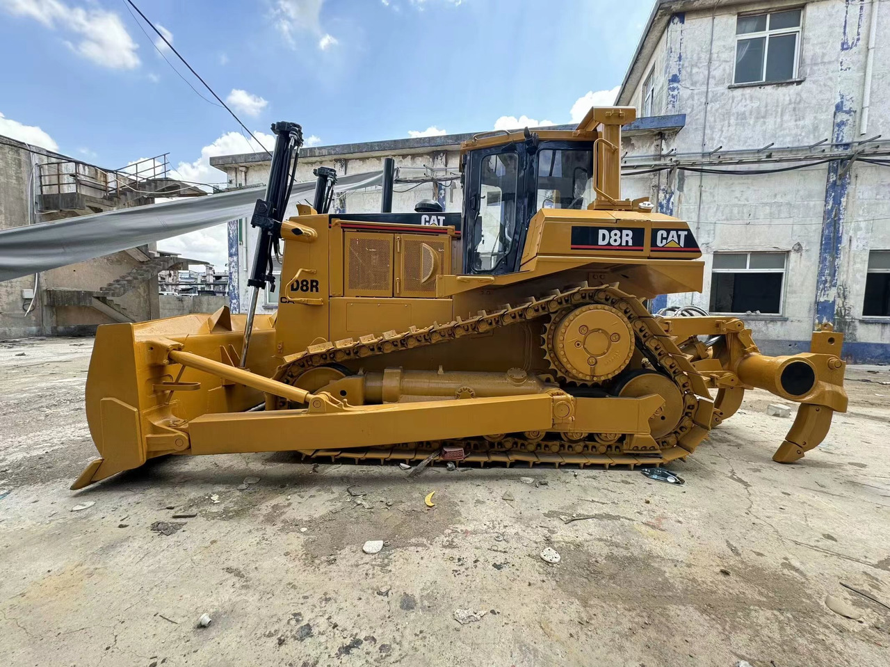 CAT Bulldozer D8R Click for Discount - Bulldozer: photos 1 CAT Bulldozer D8R Click for Discount - Bulldozer: photos 1
