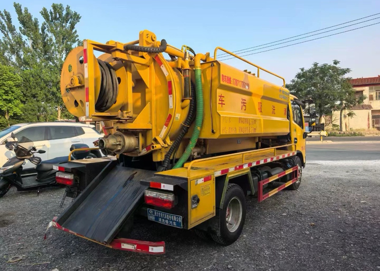 DongFeng Small Sewage Truck - Camion hydrocureur: photos 4 DongFeng Small Sewage Truck - Camion hydrocureur: photos 4