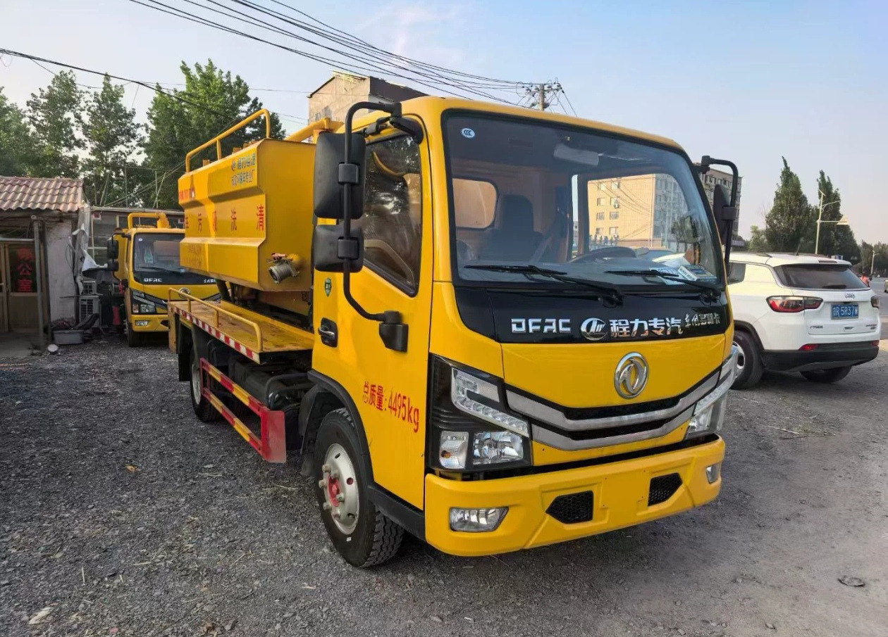 DongFeng Small Sewage Truck - Camion hydrocureur: photos 2 DongFeng Small Sewage Truck - Camion hydrocureur: photos 2