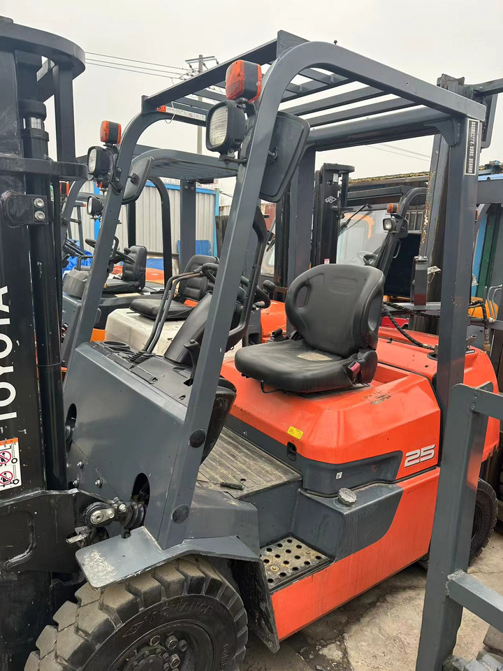 TOYOTA FD20 Forklift Click for Discount - Engins de chantier: photos 1 TOYOTA FD20 Forklift Click for Discount - Engins de chantier: photos 1
