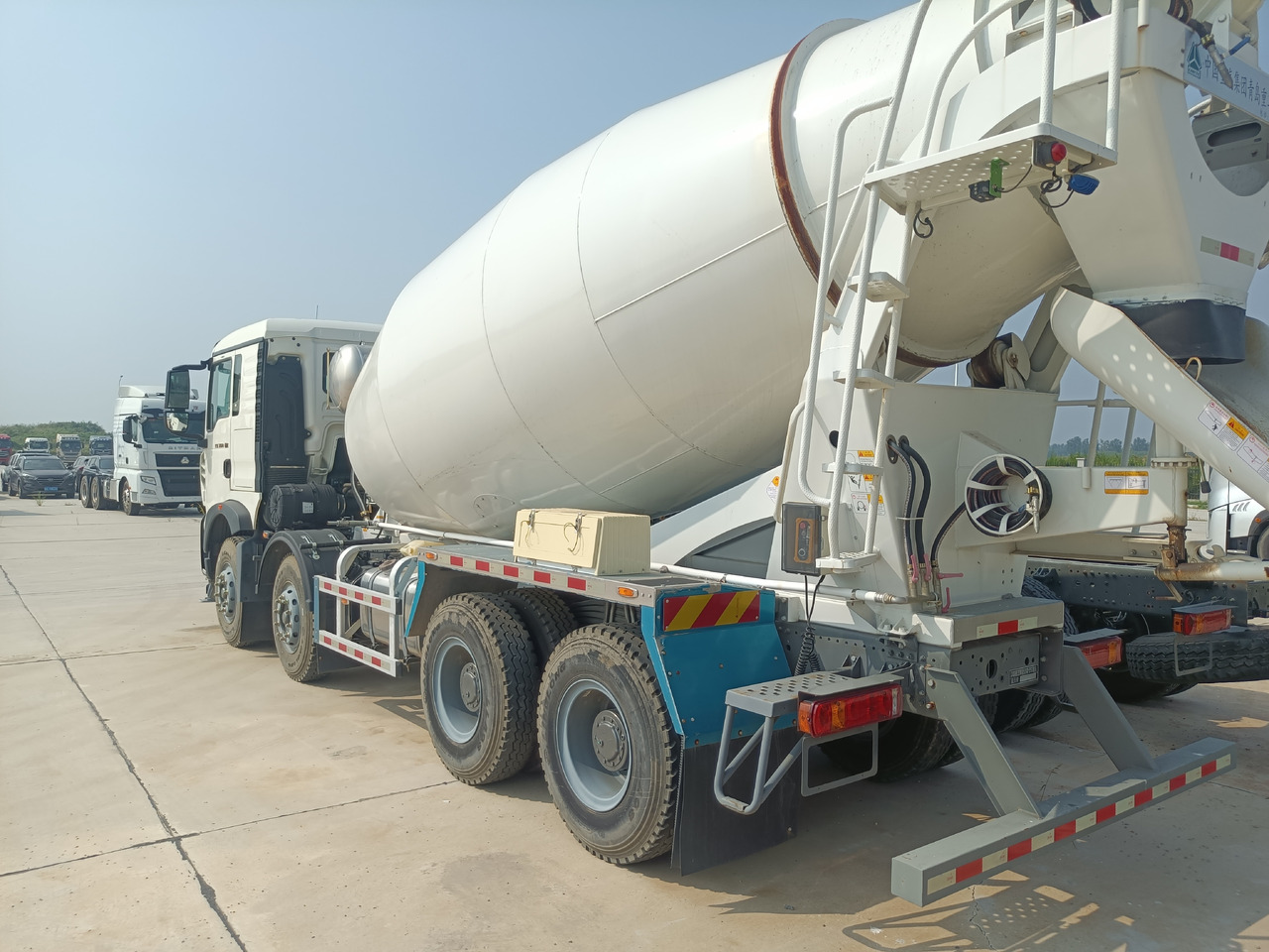 HOWO TX350 Cement Mixer Truck - Camion malaxeur: photos 4 HOWO TX350 Cement Mixer Truck - Camion malaxeur: photos 4