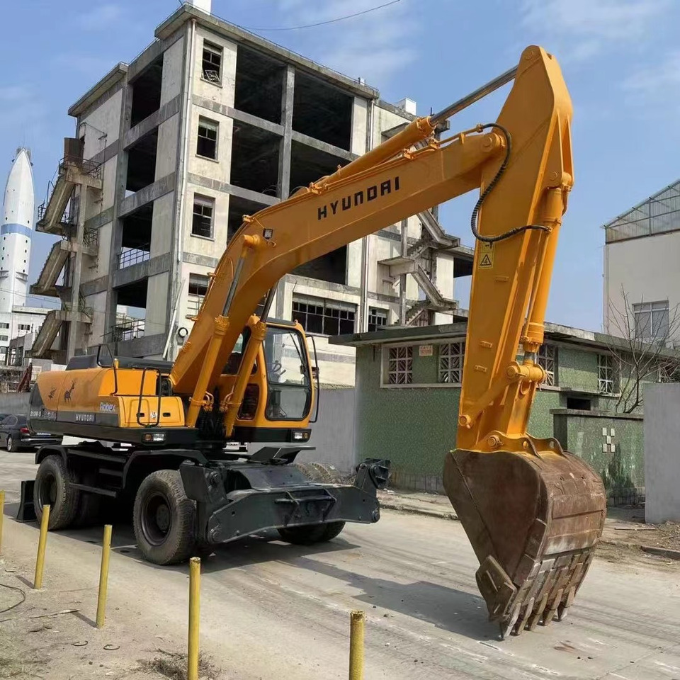 HYUNDAI R210W-9 - Chargeuse sur pneus: photos 4 HYUNDAI R210W-9 - Chargeuse sur pneus: photos 4