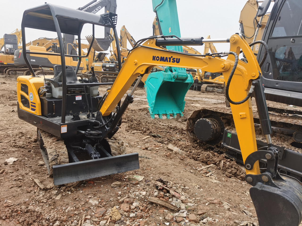 KOMATSU PC18MR - Pelle sur chenille: photos 3 KOMATSU PC18MR - Pelle sur chenille: photos 3