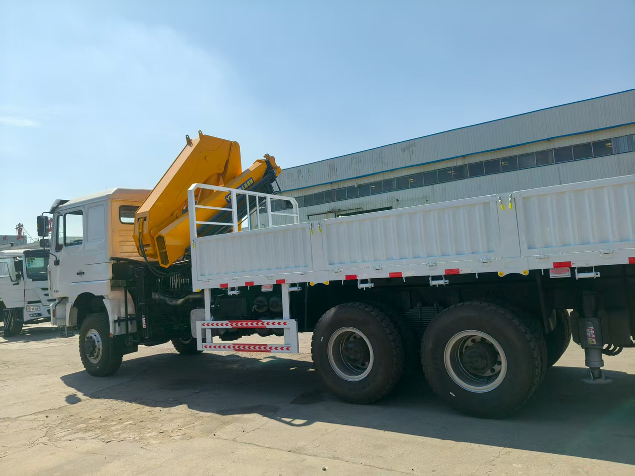 SHACMAN Truck Counted Crane 6x4 Click for Discount - Camion benne: photos 3 SHACMAN Truck Counted Crane 6x4 Click for Discount - Camion benne: photos 3