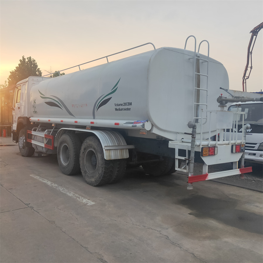 SINOTRUK HOWO375 - Camion citerne: photos 3 SINOTRUK HOWO375 - Camion citerne: photos 3